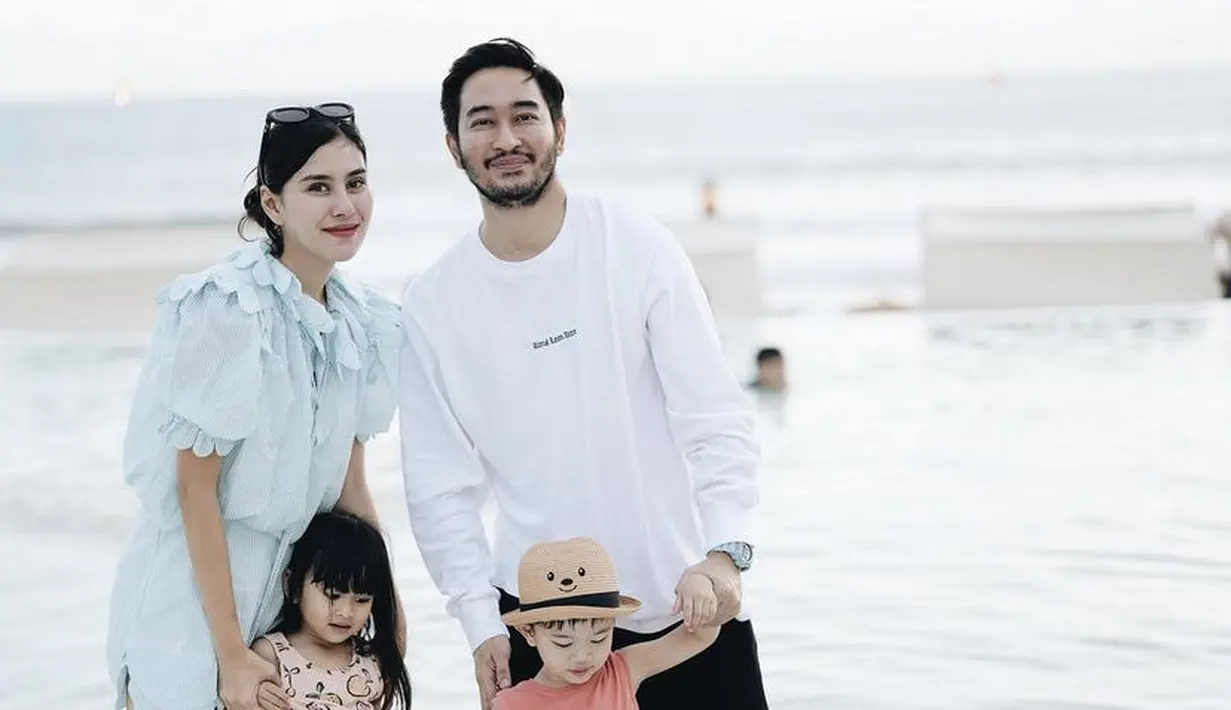 Syahnaz Sadiqah tampil dengan baju baby blue dari kemeja lengan puff dan short pantsnya. @syahnazs