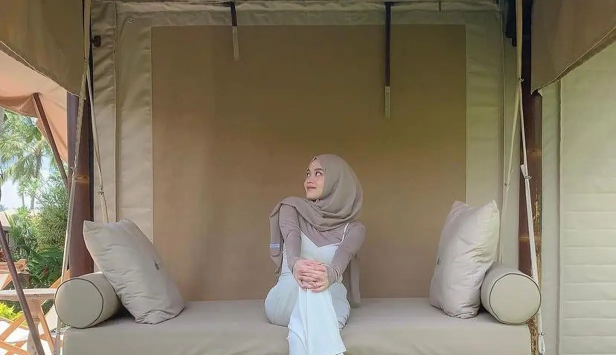 2. Selama di Bali, mereka menginap di sebuah glamping asri dengan pemandangan tanaman serba hijau serta seru-seruan di pantai. (Instagram/putridelinaa).