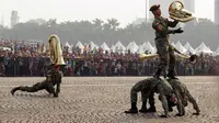 Tim Marching Band Taruna Akademi Militer beratraksi saat memeriahkan HUT RI ke-69 di kawasan Tugu Monas, Jakarta, (31/8/2014). (Liputan6.com/Helmi Fithriansyah)