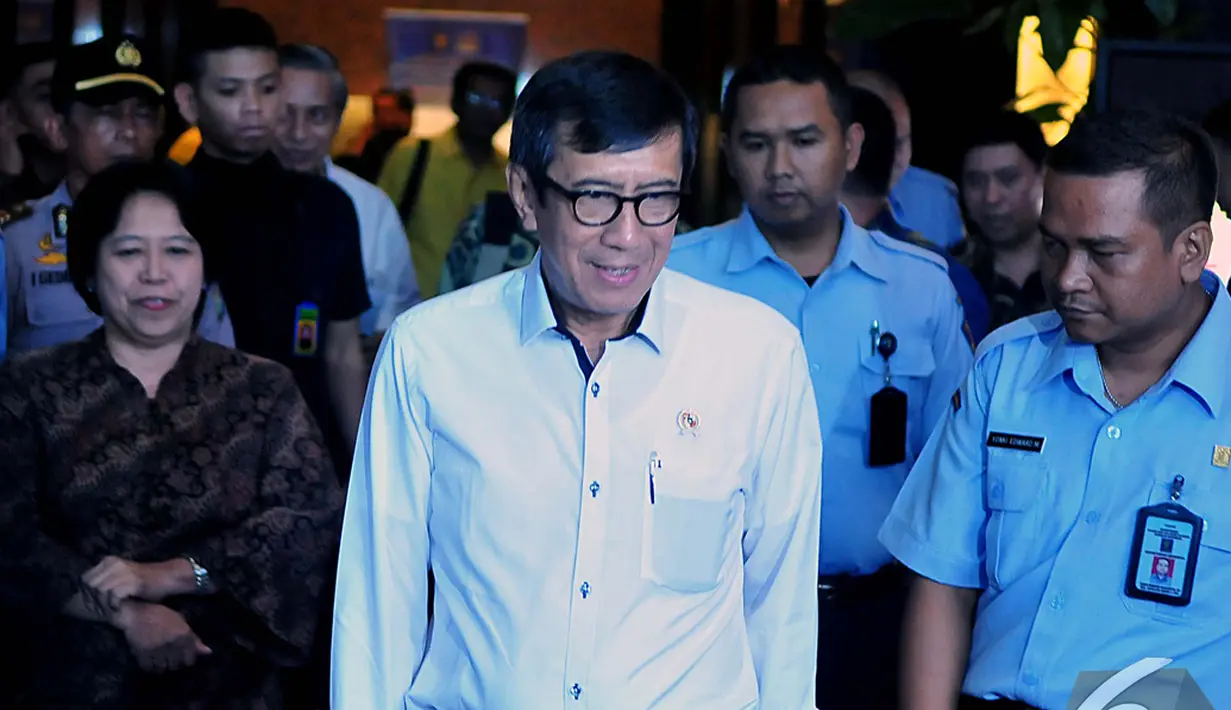 Menteri Hukum dan HAM Yosana Laoly saat akan memberikan keterangan pers terkait kisruh Partai Golkar, Jakarta, Senin (8/12/2014). (Liputan6.com/Johan Tallo)