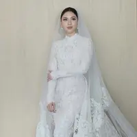 Jessica Mila tampil bak Princess di hari pernikahannya, ia tampil mengenakan gaun putih lace lengan panjang dengan detail tertule neck. Credit: (@cherryjks)