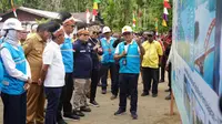 Menteri ESDM, Bahlil Lahadalia (ketiga dari kiri), bersama Direktur Jenderal Ketenagalistrikan Kementerian ESDM, Jisman P. Hutajulu (tengah), Tenaga Ahli Menteri ESDM, Michael Wattimena (keempat dari kanan), Bupati Kepulauan Yapen, Benyamin Arisoy (kedua dari kiri), Direktur Utama PLN, Darmawan Prasodjo (keempat dari kiri), dan Direktur Distribusi PLN, Arsyadany G. Akmalaputri (kiri), mendengarkan paparan dari General Manager PLN UIW Papua dan Papua Barat, Diksi Erfani Umar (kedua dari kanan) tentang kondisi kelistrikan dan Program Listrik Desa yang dilaksanakan di Papua dalam kegiatan Kunjungan Menteri ESDM ke Papua di Desa Tindaret, Kepulauan Yapen pada Kamis (24/7/2025).