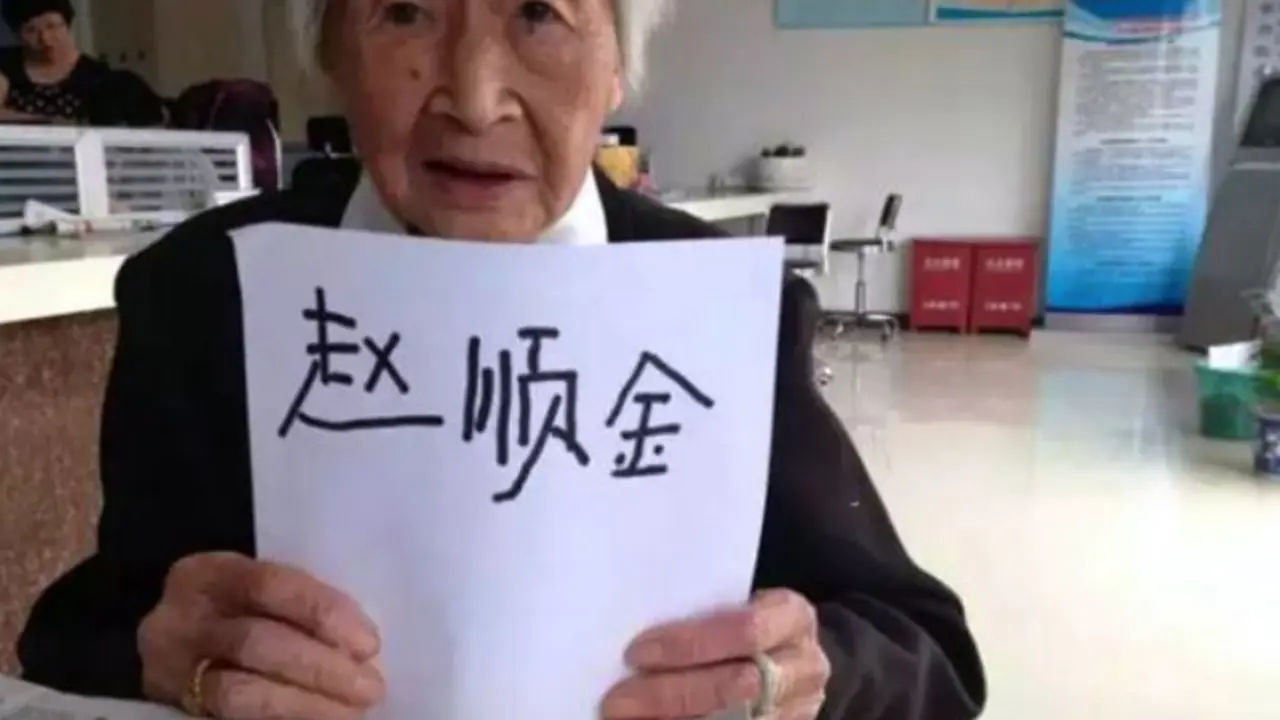 Berusia 100 Tahun, Nenek Ini Baru Belajar Baca Tulis