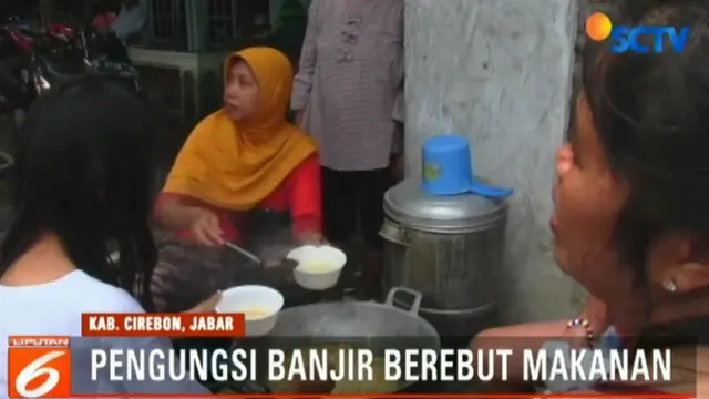 Stok Makanan Minim, Pengungsi Banjir di Cirebon Berebut Makanan