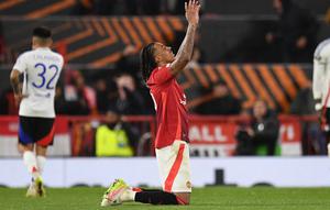 Leny Yoro rayakan sukses MU kalahkan Lyon di perempat final Liga Europa. (Oli SCARFF / AFP)