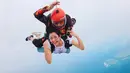 Selain memiliki hobi menembak yang selalu rutin ia jalani, Medina Dina ternyata tidak takut ketinggian. Saat liburan ke Dubai, aktris yang kerap menghiasi layar kaca ini menjajal olahraga ekstrem skydiving dan nampak sangat menikmatinya. (Liputan6.com/IG/@medinadinaaa)