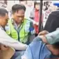 Polisi kewalahan saat membawa kedua tersangka dari kepungan warga. Sementara itu, banyak BPOM DKI Jakarta temukan kerupuk dengan zat pewarna