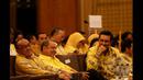 Ketum Partai Golkar versi Munas Bali, Aburizal Bakrie (kiri) menghadiri rapat dengar pendapat Fraksi Golkar DPR dengan pemimpin daerah di Jakarta, Minggu (25/1/2015). (Liputan6.com/Faizal Fanani)