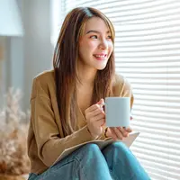ilustrasi perempuan minum kopi/oatawa/Shutterstock