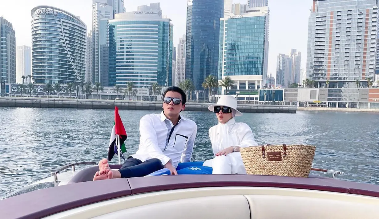 Terbaru, Syahrini dan suaminya terlihat mengelilingi kota Dubai dengan naik kapal berdua. [instagram/princessyahrini]