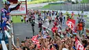 Pembalap Ducati Lenovo, Francesco Bagnaia melakukan selebrasi dengan para penggemarnya usai memenangi balapan MotoGP Italia di Mugello, 2 Juni 2024. (Marco BERTORELLO/AFP)