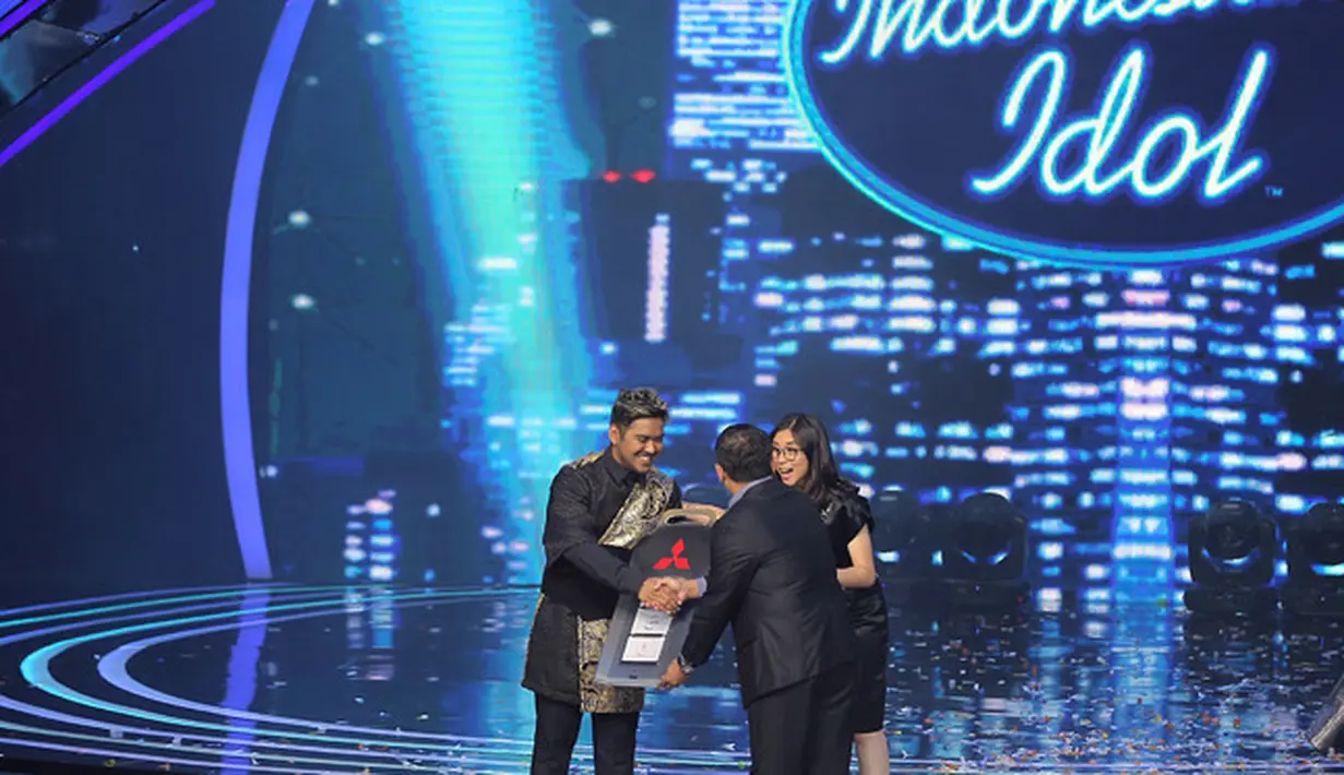 Maria Simorangkir, menang Indonesian Idol 2018 mengalahkan Abdul yang menang sebagai Runner Up. Di panggung spektakuler, Abdul menyanyikan lagu Maroon 5, Won't Go Home Without You dan Kasih Putih bareng Glenn Fredly. (Deki Prayoga/Bintang.com)