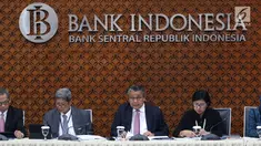 Gubernur Bank Indonesia (BI) Perry Warjiyo (tengah) dan jajaran Dewan Gubernur memberi keterangan kepada media di Jakarta, Kamis (22/8/2019). Rapat Dewan Gubernur (RDG) BI memutuskan untuk menurunkan BI 7-day Reverse Repo Rate sebesar 25 basis poin menjadi 5,50 persen. (Liputan6.com/Angga Yuniar)