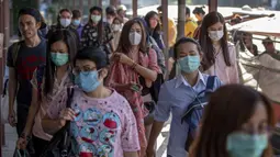 Penumpang memakai masker untuk melindungi diri dari infeksi virus corona di dermaga di Bangkok, Thailand (28/1/2020). Ketakutan terhadap virus corona dari China membuat persediaan masker semakin menipis di beberapa pusat penjualan. (AP Photo/Gemunu Amarasinghe)