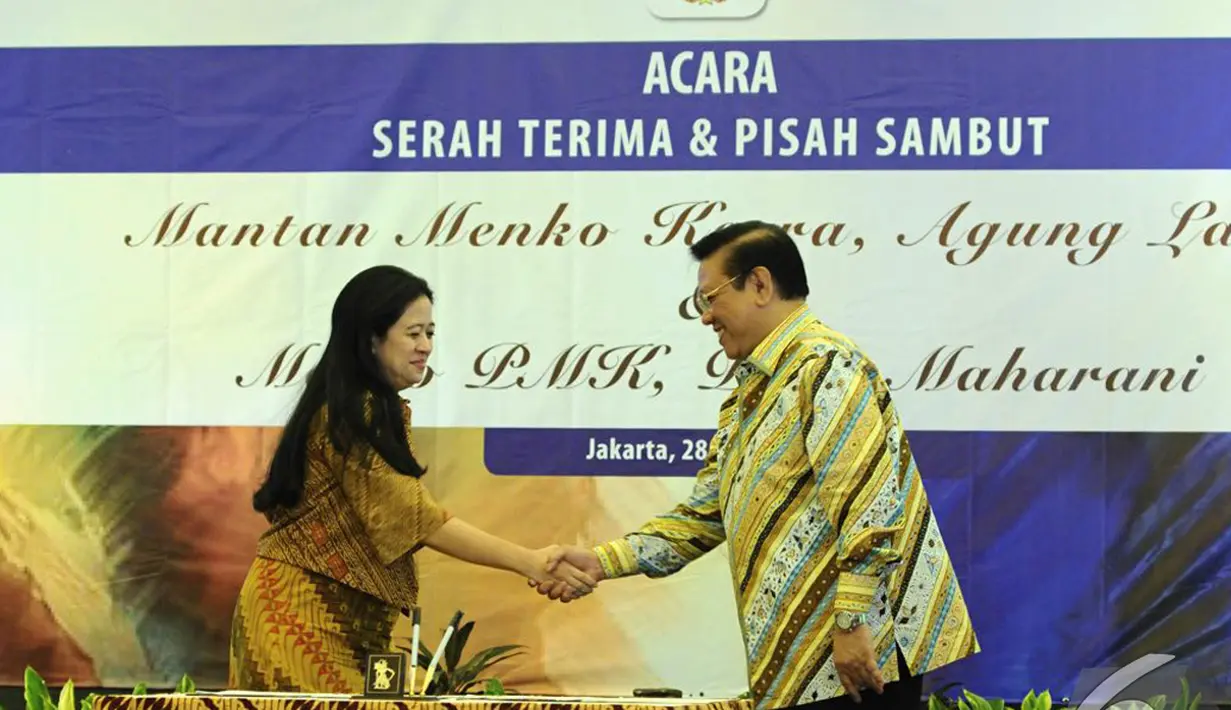 Puan Maharani dan Agung Laksono berjabat tangan usai menandatangani berita acara serah terima jabatan, Jakarta, Selasa (28/10/2014). (Liputan6.com/Andrian M Tunay)