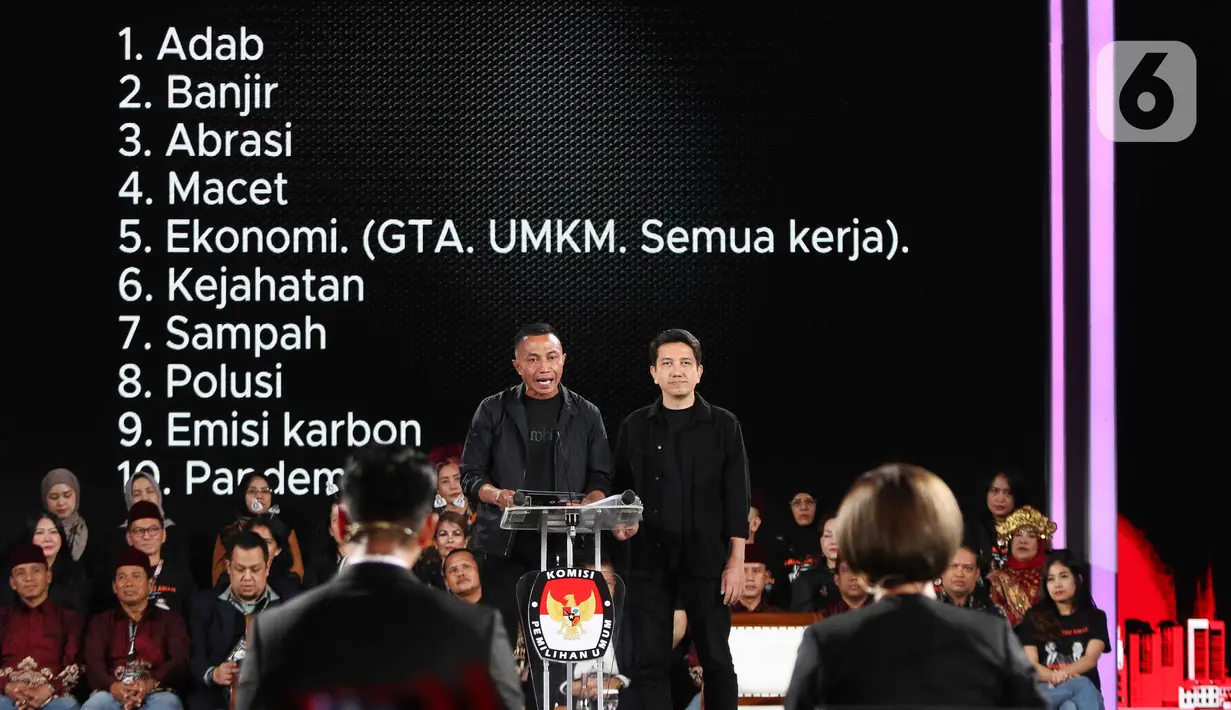 Calon gubernur dan calon wakil gubernur nomor urut 2, Dharma Pongrekun-Kun Wardana saat mengikuti debat ketiga Pemilihan Kepala Daerah Jakarta 2024 di Golden Ballroom Hotel Sultan Jakarta, Minggu (17/11/2024). (Liputan6.com/Herman Zakharia)