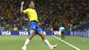 Gelandang Brasil, Philippe Coutinho, merayakan gol yang dicetaknya ke gawang Swiss pada laga Grup E Piala Dunia di Rostov Arena, Rostov-on-Don, Minggu (17/6/2018). Kedua negara bermain imbang 1-1. (AP/Themba Hadebe)
