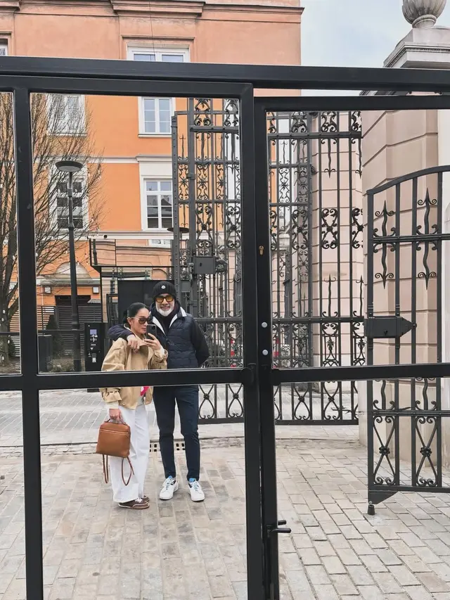 Potret Romantis Bunga Zainal dan Suami Liburan di Eropa, Andalkan Busana Earth Tone dan Backpack Rp63 Jutaan