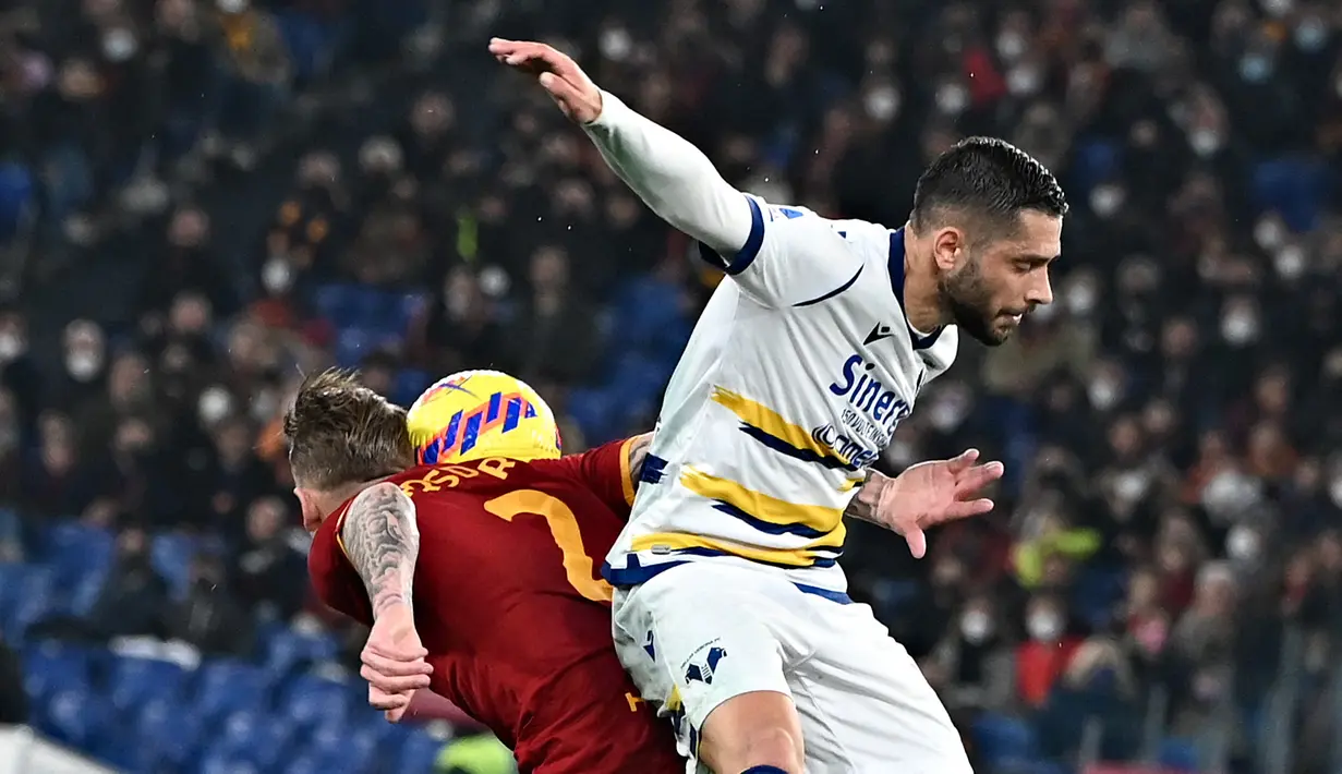 Bek AS Roma Rick Karsdorp (kanan) berebut bola dengan penyerang Hellas Verona Gianluca Caprari pada pekan ke-26 Liga Italia di Olimpico, Minggu (20/2/2022) dini hari WIB. AS Roma ditahan imbang Verona dengan skor 2-2. (Andreas SOLARO / AFP)