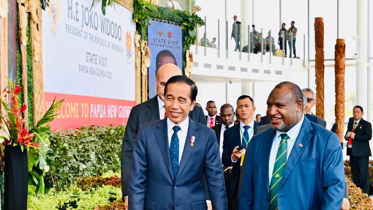 Presiden Jokowi disambut Perdana Menteri (PM) Papua Nugini James Marape.