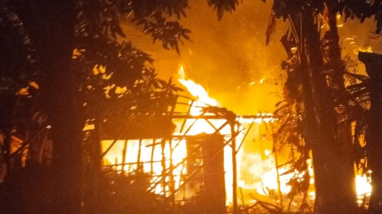 Kobaran api melahap rumah milik warga di Sukolilo, Pati. (Liputan6.com/Arief)