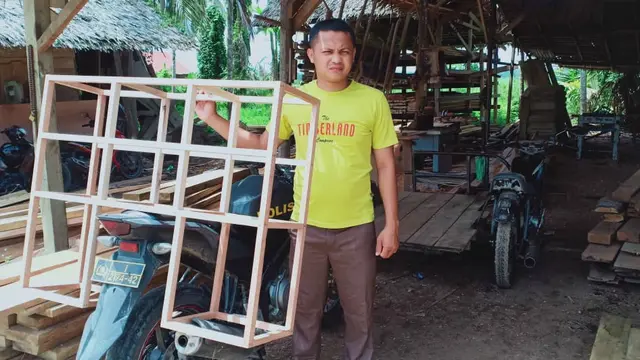 Brigadir Irvan sedang mempersiapkan boks perpustakaannya keliling miliknya (Liputan6.com/Rino Abonita)
