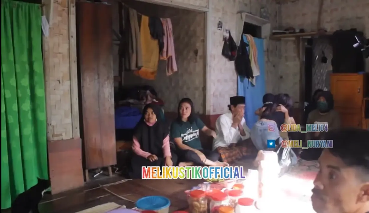 Ruang tengah tampak lebar dengan dinding juga menggunakan anyaman bambu untuk kamar. Melly Lee tampak datang ke rumah untuk membuat kejutan setelah dinobatkan sebagai pemenang D'Academy Asia 6 setelah mengalahkan Lovely peserta dari Philipina. [Youtube/Melly Lee]