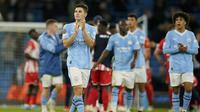 Striker Manchester City, Julian Alvarez memberi aplaus ke penonton setelah memenangkan laga atas Red Star Belgrade pada matchday pertama Grup G Liga Champions 2023/2024 di Etihad Stadium, Manchester, Rabu (20/9/2023) dini hari WIB. (AP Photo/Dave Thompson)