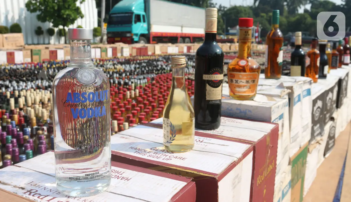 Barang yang dimusnahkan berjumlah 12.649.930 batang rokok dan 162.708 botol minuman keras ilegal. (merdeka.com/Arie Basuki)