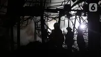 Petugas pemadam berupaya memadamkan sisa api yang membakar kawasan perdagangan Taman Puring, Jakarta Selatan, Senin (28/7/2025). (Liputan6.com/Helmi Fithriansyah)