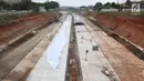 Pekerja beraktivitas di lokasi proyek Tol Cijago Seksi II di Depok, Jawa Barat, Rabu (27/2). Pengelola Jalan Tol Cijago PT Translingkar Kita Jaya (TLKJ) menargetkan seksi II jalan tol itu dapat beroperasi pada April 2019. (Liputan6.com/Immanuel Antonius)