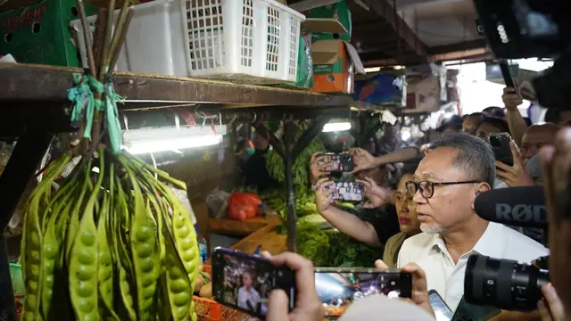 Menteri Perdagangan Zulkifli Hasan meninjau Pasar Johar Baru, Jakarta Pusat, Senin (4/12/2023). Mendag didampingi Plt. Sekretaris Jenderal Kemendag Suhanto dan Dirjen Perdagangan Dalam Negeri Kemendag Isy Karim. (Dok Kemendag)