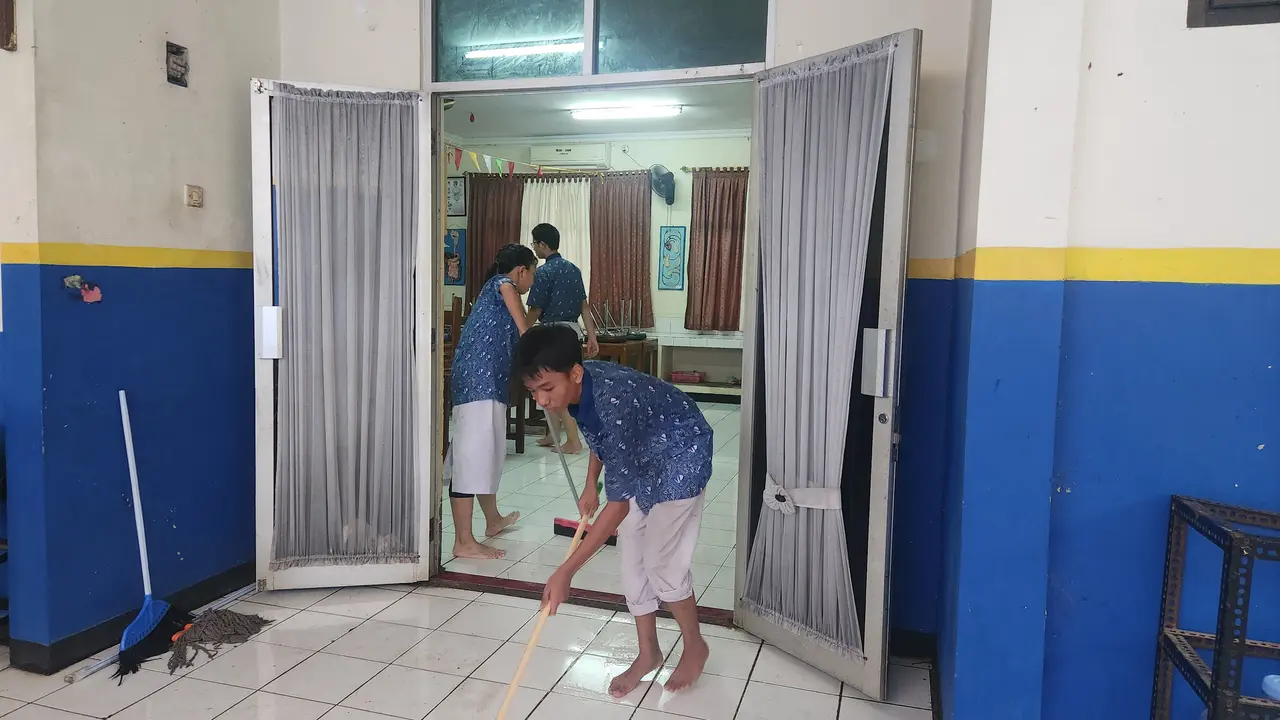 Hujan deras yang mengguyur Kota Depok kembali merendam SMPN 2 Depok setinggi 30 sentimeter.