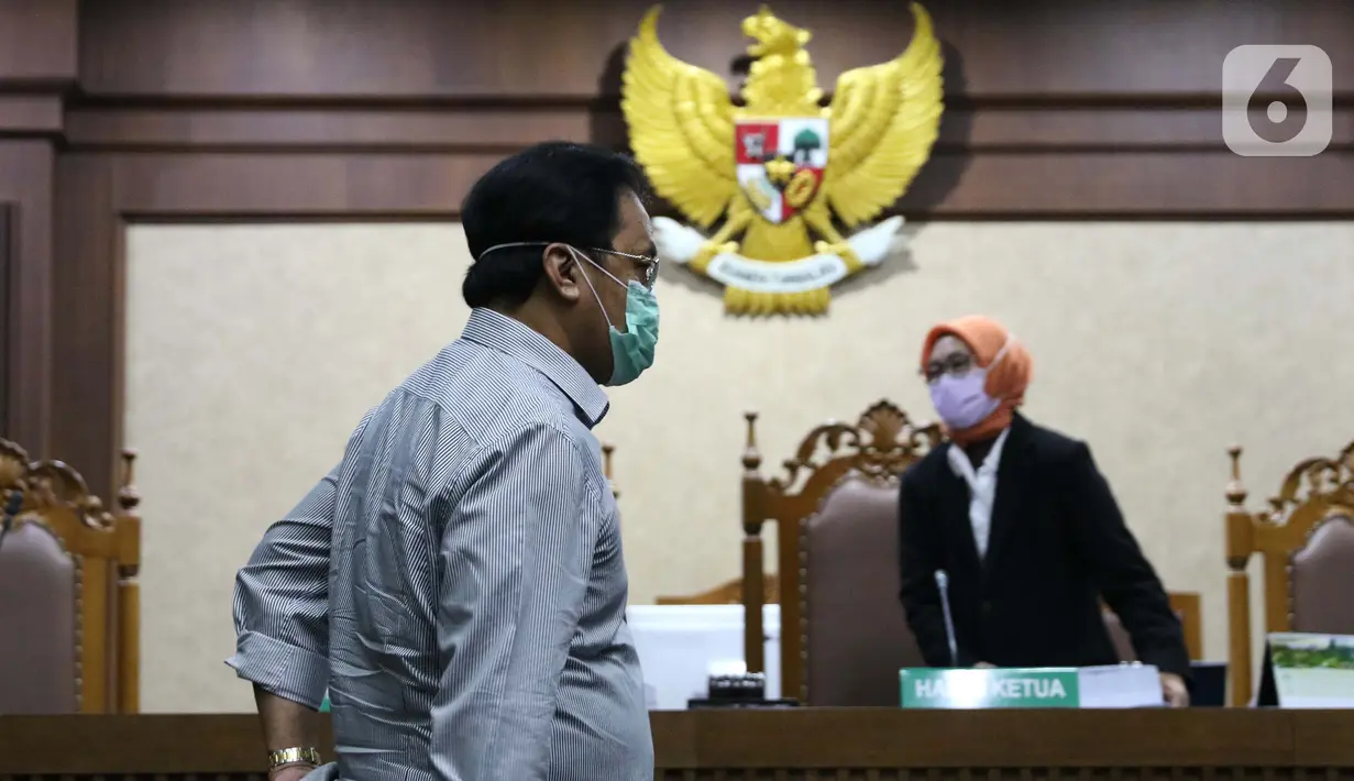 Terdakwa suap dan gratifikasi yang juga Gubernur nonaktif Kepulauan Riau (Kepri) Nurdin Basirun usai menjalani sidang pembacaan tuntutan di Pengadilan Tipikor Jakarta, Rabu (18/3/2020). Nurdin Basirun dituntut hukuman enam tahun penjara serta denda Rp250 juta. (Liputan6.com/Helmi Fithriansyah)
