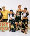 Marion Jola mengatakan mengenakan kain Sumba Tengah dan Timur untuk foto Natal bersama keluarga tahun ini. [@lalamarionmj]