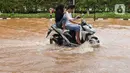 Genangan air juga merendam sejumlah kawasan permukiman warga. (Liputan6.com/Herman Zakharia)