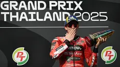Pembalap Ducati Lenovo asal Spanyol, Marc Marquez, merayakan di atas podium setelah memenangkan Grand Prix MotoGP Thailand di Sirkuit Internasional Buriram, Minggu 2 Maret 2025. (Lillian SUWANRUMPHA/AFP)
