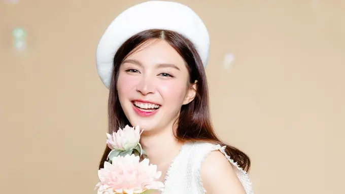 tertawa tersenyum cantik