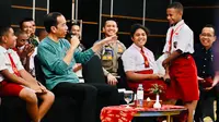 Presiden Joko Widodo (Jokowi) menyempatkan diri bertemu langsung dan berdialog dengan sejumlah anak sekolah dasar (SD), saat kunjungan ke Jayapura, Jumat 7 Juli 2023. Salah seorang anak mempertanyakan hal menggelitik perihal rencana pemerintah memindahkan ibu kota negara (IKN).Foto: Laily Rachev - Biro Pers Sekretariat Presiden