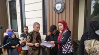 Venna Melinda mengembalikan barang-barang pribadi milik Ferry Irawan (Liputan6.com - M Altaf Jauhar)