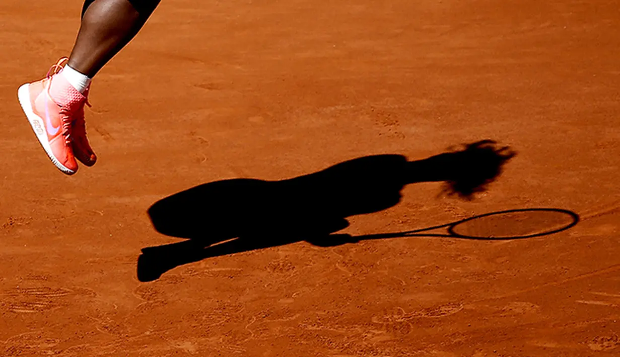 Bayangan Serena Williams saat melawan Lucie Safarova di final Ptrancis Terbuka 2015.  (EPA/Ian Langsdon)
