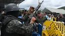 Anggota tentara melanjutkan penghancuran senjata api berkekuatan tinggi yang disita dari geng Barrio 18 dan Mara Salvatrucha (MS-13) dari penjara Honduras di markas besar Polisi Militer Publik Pesan (PMOP) di Tegucigalpa pada 10 Juli 2023. (AFP/Orlando Sierra)