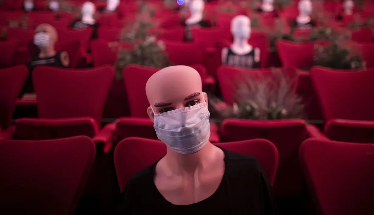 Manekin bermasker ditempatkan untuk jaga jarak sosial di sebuah gedung teater di Madrid, Spanyol, Rabu (17/6/2020). PM Spanyol Pedro Sanchez akan menggelar upacara kenegaraan pada 16 Juli 2020 untuk menghormati lebih dari 27.000 orang yang meninggal karena COVID-19. (AP Photo/Manu Fernandez)