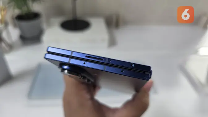 <p>Bagian atas Galaxy Z Fold7 tampilkan slot microSIM. (Liputan6.com/ Agustinus Mario Damar)</p>