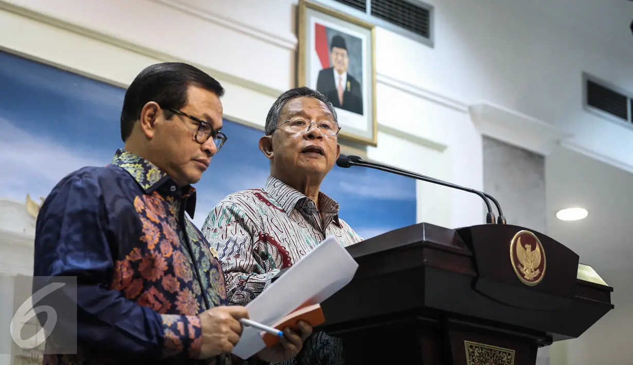Menko Perekonomian Darmin Nasution  (kanan) mengumumkan paket kebijakan ekonomi jilid XI di Kantor Presiden, Jakarta, Selasa (29/3). Salah satu paket kebijakan ekonomi jilid XI yaitu Dana investasi Real Estate (DIRE). (Liputan6.com/Faizal Fanani)