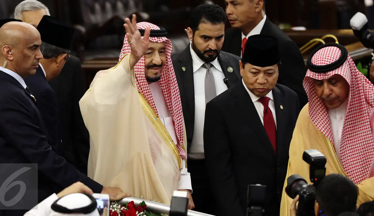  Raja Arab Saudi, Salman bin Abdulaziz Al-Saud menyapa awak media di Kompleks Parlemen MPR/DPR RI, Jakarta, Kamis (2/3). Pada hari kedua kunjungan kenegaraannya ke Indonesia, Raja Salman mengunjungi DPR, Masjid Istiqlal. (Liputan6.com/Johan Tallo)