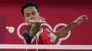 Pada awal gim pertama yang berlangsung ketat, Anthony Sinisuka Ginting bermain sabar meladeni permainan Anders Antonsen. Unggul 11-8 saat interval, Ginting terus melaju dalam pengumpulan angka dan menutup gim pertama dengan 21-18. (Foto: AP/Dita Alangkara)