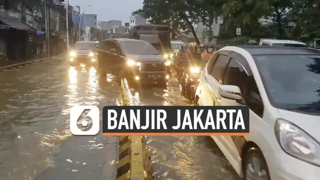 Hujan deras serta luapan sungai Ciliwung memicu banjir di sejumlah titik di Jakarta. Senin (8/2) pagi jalan Jatinegara pun tergenang akibatkan arus lalu lintas tersendat.