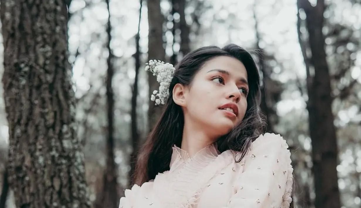 Susan Sameh sempat melakukan sesi pemotretan berlatar hutan pinus yang rindang. Penampilannya mengenakan gaun saat di hutan terlihat bak putri kerajaan. (Liputan6.com/IG/@susansameeh).