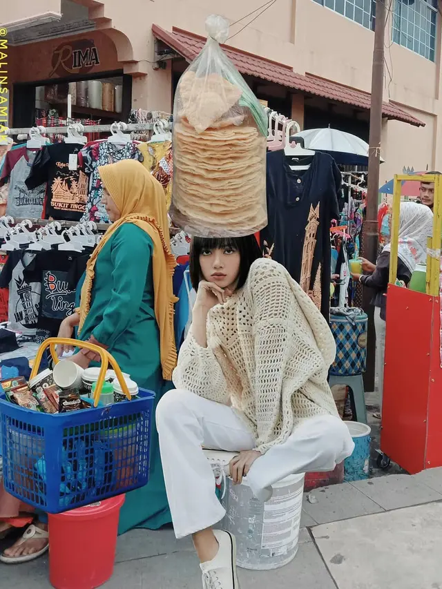 6 Editan Foto Lisa Blackpink Jika Menetap di Bukittinggi Ini Kocak